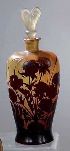 Émile GALLÉ (1846-1904) Flacon ovoïde à col pincé et son bouchon en forme d'une fleur,...