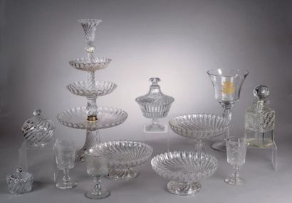 BACCARAT Suite de dix verres à Whisky en cristal. Joint: FLACON A WHISKY en cristal...