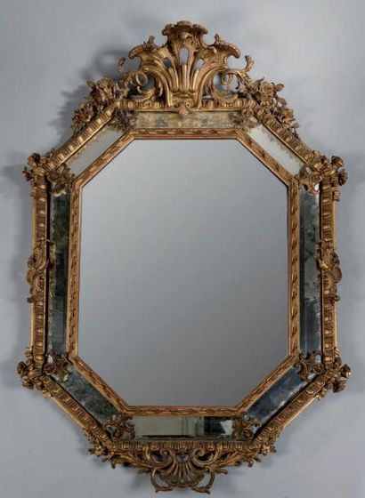 null Grand MIROIR à parecloses en bois et stuc doré de forme octogonale, à décor...