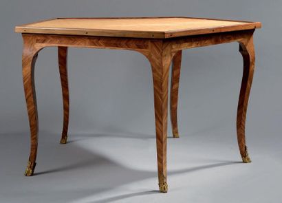 TABLE A JEUX pentagonale en placage de bois...