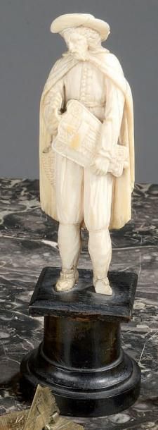 null IVOIRE sculpté représentant un troubadour en pied jouant de la vièle. XIXe siècle....