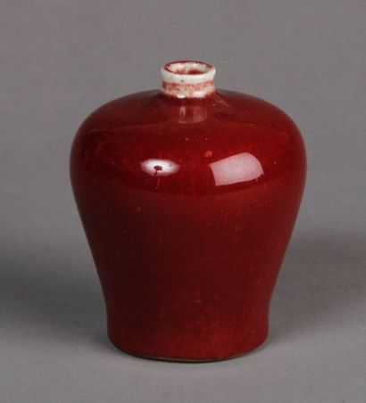 null Petit VASE Meiping en porcelaine émaillée sang de boeuf. Chine, XVIIIe siècle....