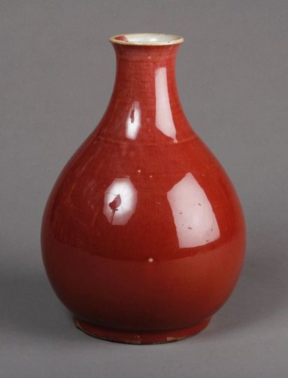 null Beau VASE globulaire en porcelaine émaillée sang de boeuf. Chine, début du XIXe...