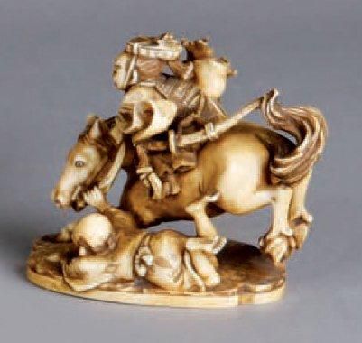null OKIMONO en ivoire représentant un cavalier sur son cheval, brandissant une carotte...