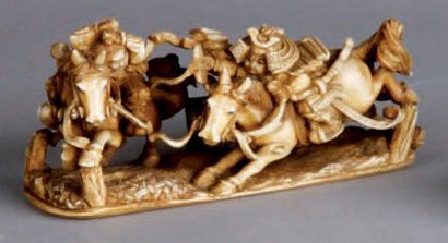 null Bel OKIMONO en ivoire représentant une scène de bataille opposant deux samouraïs,...