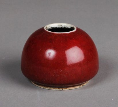 null Petit GODET à eau en porcelaine émaillée sang de boeuf. Chine, XVII-XVIIIe siècle,...