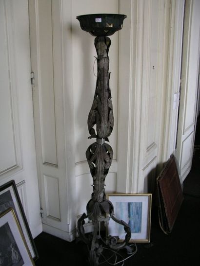 null Lampadaire à décor de palmettes en tôle.
H. 169 cm