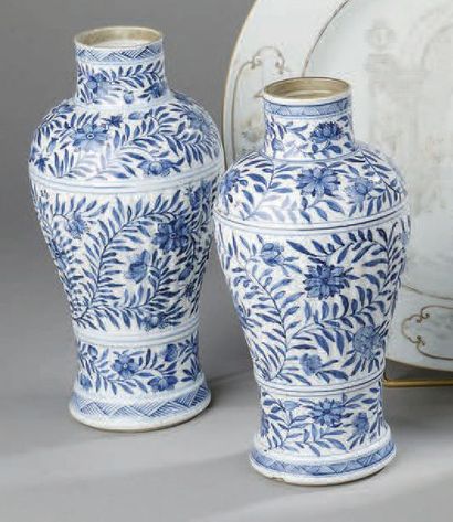  DEUX VASES balustre formant pendant en porcelaine émaillée blanc et bleu à décor...