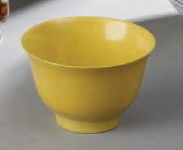 COUPELLE en porcelaine émaillée jaune à décor...
