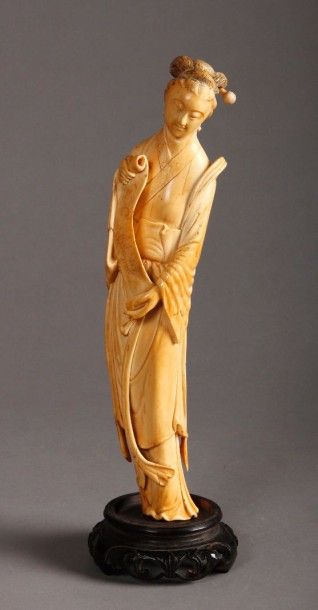 null STATUE en ivoire représentant une femme tenant un rouleau. Chine, début du XXe...