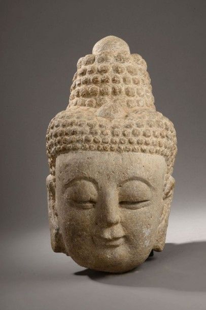 null Tête de Bodhisattva en calcaire. Sud-Est asiatique, XIXe siècle. H. 35 cm 