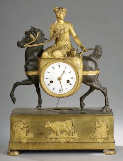  PENDULE en bronze doré et patiné, la laitière sur son cheval, en bronze à patine...
