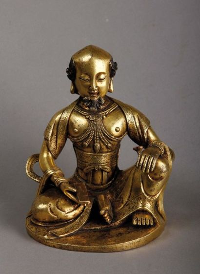 Statue de Lohan en bronze doré assis en délassement, tenant une tablette dans une...