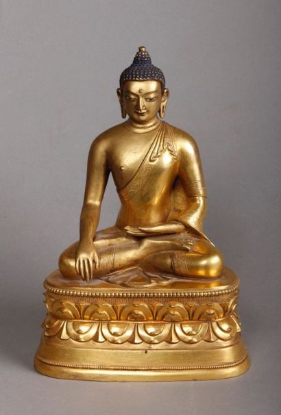 null Sujet en bronze doré représentant Bouddha assis dans le geste de la prise de...