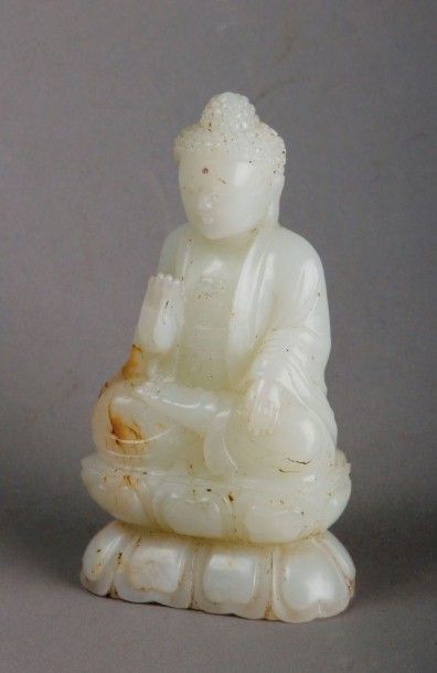  Petit Bouddha assis sur une fleur de lotus en jade. H. 10 cm 