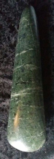 null HACHE polie verte marbrée, Ja Arowai, Ormu-Irian Jaya. H. 29cm