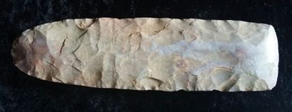 null Grande HACHE taillée semi polie en agate. Néolithique final. H. 16,5 cm