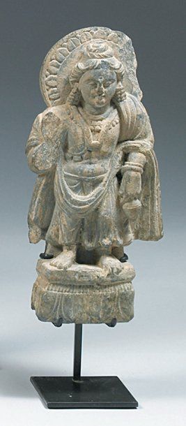 Statue de Bouddha tenant un vase, debout...