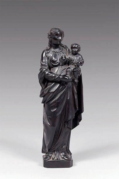 null Vierge à l'Enfant en bronze ciselé et doré. XVIIIe siècle. H. 13,5 cm