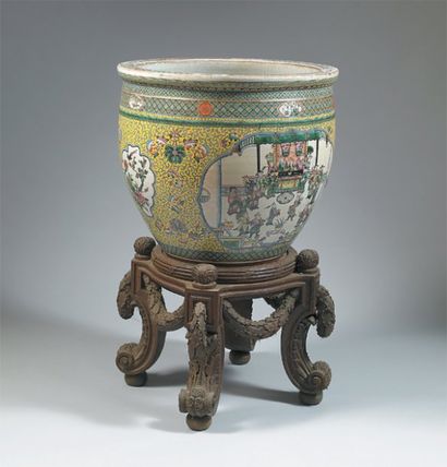 null GRAND BASSIN en porcelaine de Chine émaillée, à décor de scènes de palais, de...