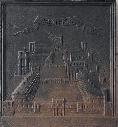 null PLAQUE DE CHEMINÉE à décor du château de Vincennes. Vers 1840. 90 x 81,5 cm
