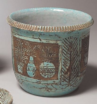 Jean BESNARD (1889 - 1958) Grand vase en céramique à col ourlé et cannelé. Décor...