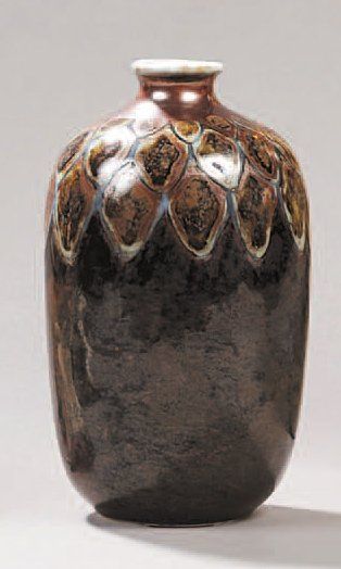 Camille THARAUD (mort en 1956) VASE ovoïde en porcelaine à décor à l'épaulement d'une...