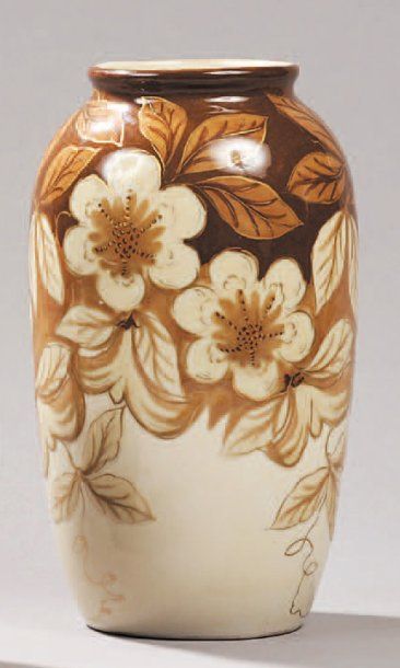 Camille THARAUD (mort en 1956) VASE ovoïde en porcelaine à décor de feuilles et de...