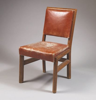 TRAVAIL FRANCAIS, 1930 Suite de quatre chaises en chêne à dossier légèrement inclinée,...