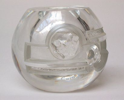 Aristide COLOTTE (1885 - 1959) VASE sphérique. Épreuve réalisée en épais verre blanc...