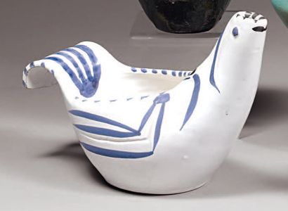 PICASSO & MADOURA Sujet colombe, 1959 Vase tourné en terre de faïence blanche, décor...