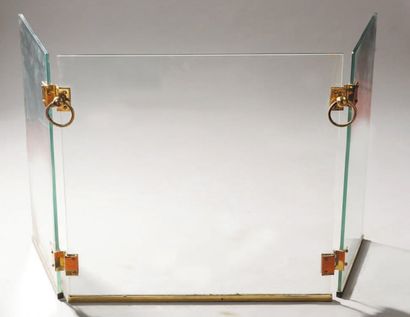 TRAVAIL FRANÇAIS, 1950 PARE-FEU en verre Saint Gobain et laiton doré. H. 60 cm