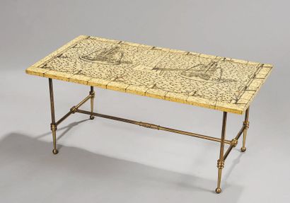 Piero FORNASETTI (1913 - 1988) TABLE BASSE à plateau rectangulaire en bois peint...