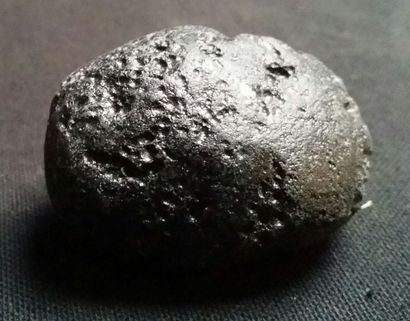 null Lot: Grande TECTITE de Chine, région du Guangdong. L. 55mm Pds 104 g MÉTÉORITE...