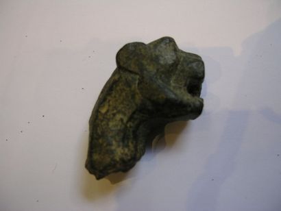 null TÊTE DE LION en bronze d'époque Romaine. L. 5,5 cm