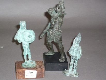 null Lot de BRONZES de style romain et sarde. Joint: COUPE en bronze décorée de phallus...