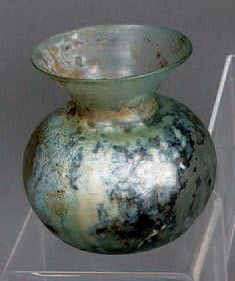 null VASE boule à col évasé en verre irisé d'époque Romaine. H. 8 cm