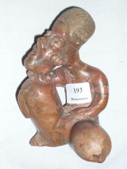 null PERSONNAGE ASSIS en terre cuite orangée. Culture Nayarit. H. 10,5 cm