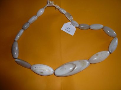  Ancien COLLIER composé de grandes perles en agate