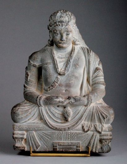 STATUE de Bodhisattva en schiste gris, assis...