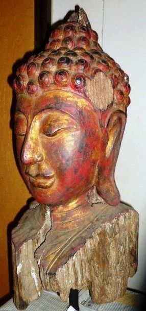 BUSTE de Bouddha, la tête coiffée de larges...