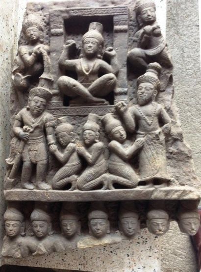 null BAS-RELIEF en grès à décor sculpté de Vishnu entouré de divinités. Cambodge,...