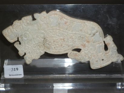 null PLAQUETTE à décor de chimère. Néphrite blanche. Style des Han. D. 14,5 cm