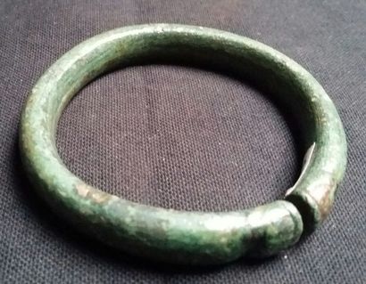 null BRACELET en bronze avec une jolie patine verte. L. 85 mm