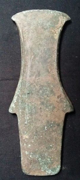null HACHE en bronze du Luristan. H. 20 cm