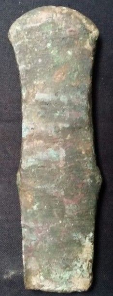 null HACHE en bronze du Luristan. H. 20 cm