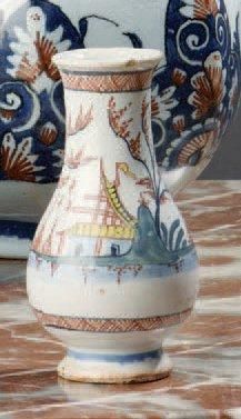 ROUEN (Fabrique GUILLIBAUD) VASE miniature de forme balustre décoré en polychromie...