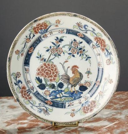 Rouen. ASSIETTE circulaire décorée dans le style des porcelaines de Chine de la famille...
