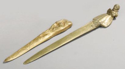 null DEUX COUPE-PAPIERS en bronze doré. Vers 1900.