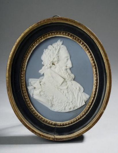 null MEDAILLON en porcelaine de Wedgwood représentant le buste d'Henri IV, dans un...